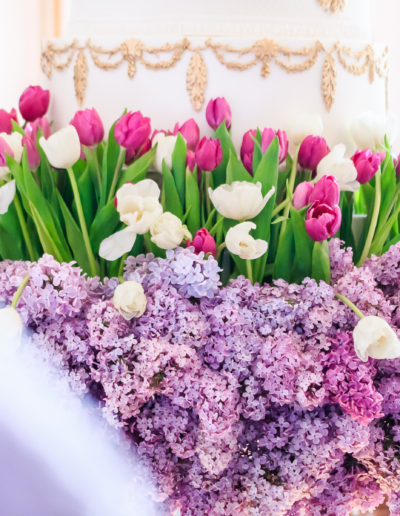 Lilac and tulip flower arrangement on grand cake